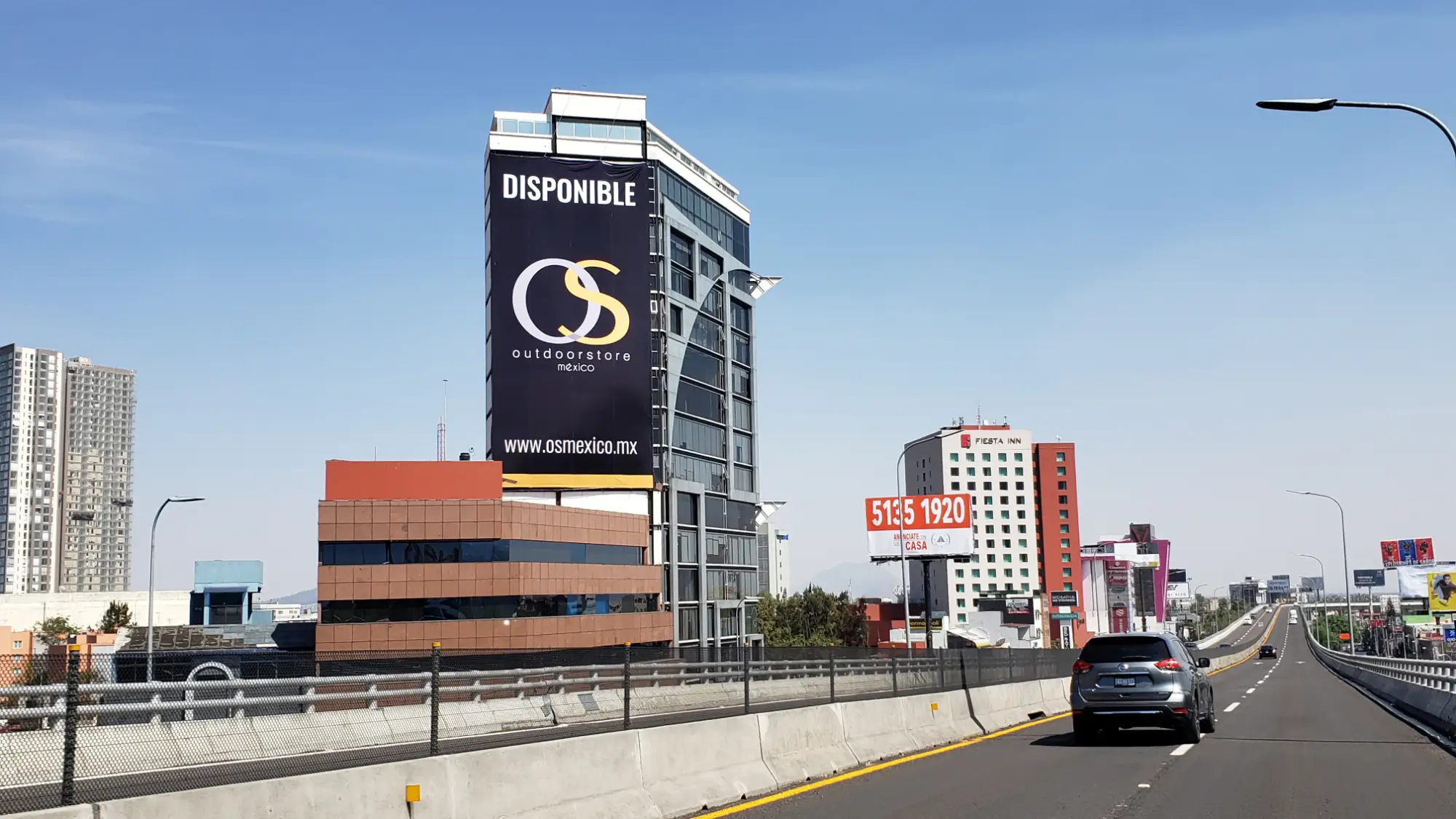 foto de muro espectacular visto desde puente vehicular